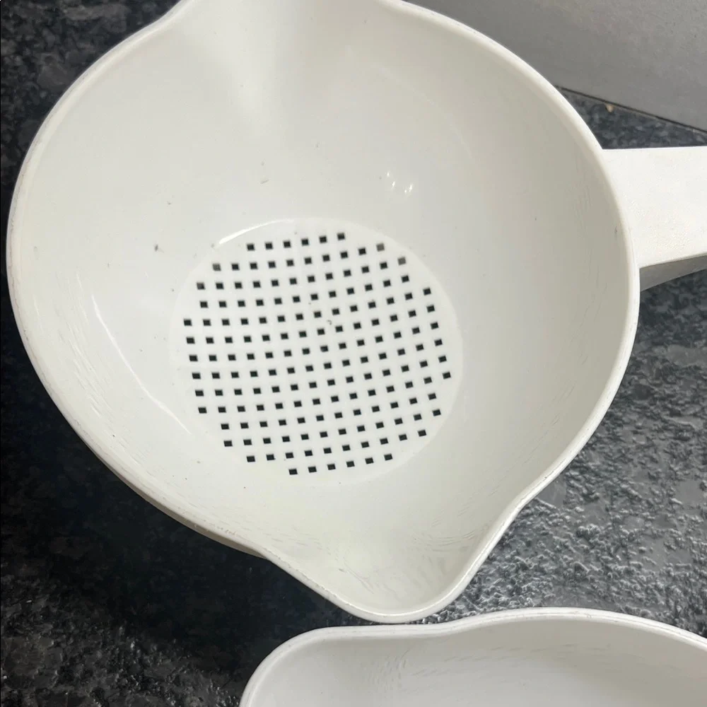 Vintage Tupperware White Plastic Strainer Set. Rare white color. Approx 7” each